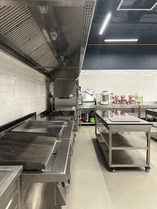 The hot line under extraction: gas range, griddle and chargrill